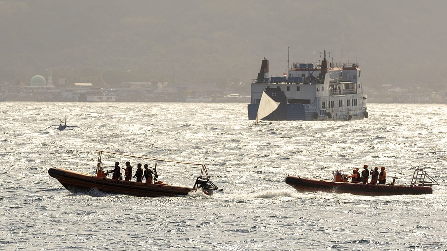 Soccorritori al lavoro il 3 luglio 2025 in Indonesia, immagine d'archivio 