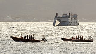 I soccorritori cercano le vittime di un traghetto affondato vicino all'isola di Bali al largo del porto di Gilimanuk il 3 luglio 2025 - illustrazione