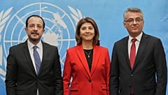 Maria Angela Holguín, entourée des dirigeants chypriotes, Nikos Christodoulides et Tufan Erhürman (à sa gauche) 
