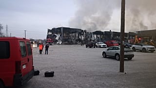 Πυροσβεστικές δυνάμεις επιχειρούν στην κατάσβεση πυρκαγιάς που ξέσπασε τα ξημερώματα σε εργοστάσιο τροφίμων στα Τρίκαλα,