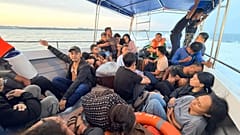 Des passagers secourus après le naufrage du ferry M/V Trisha Kerstin, sur un bateau dans les eaux de la ville d'Isabela, aux Philippines, le lundi 26 janvier 2026