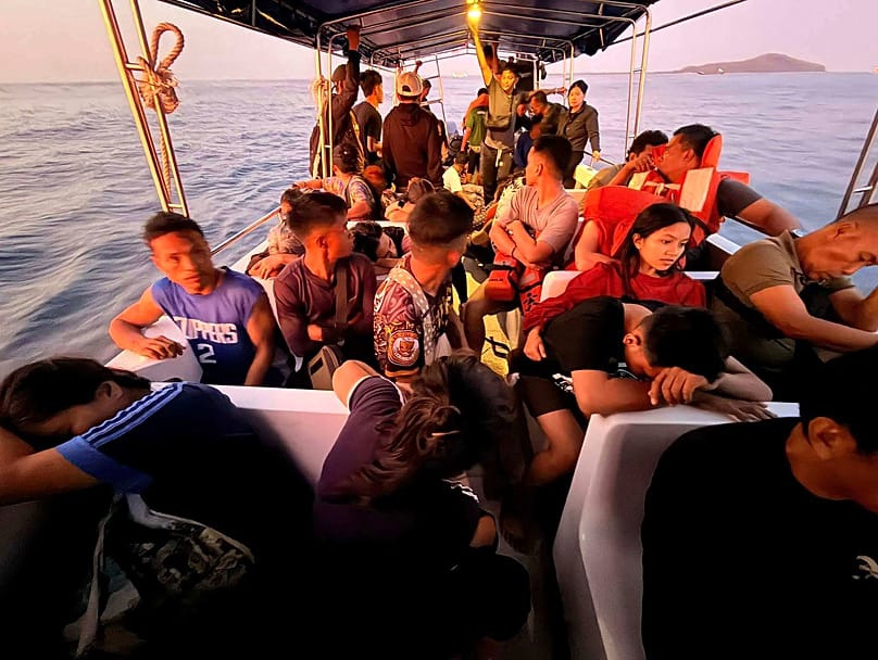 Des passagers secourus après le naufrage du ferry M/V Trisha Kerstin, sur un bateau dans les eaux de la ville d'Isabela, aux Philippines, le lundi 26 janvier 2026