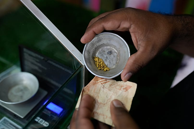 Un commerçant achète de l'or dans un magasin spécialisé à El Callao, au Venezuela, le jeudi 22 janvier 2026