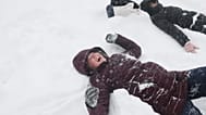 Sadie Eidson, a la izquierda, ríe mientras juega en la nieve en Central Park durante una tormenta invernal, domingo, 25 de enero de 2026