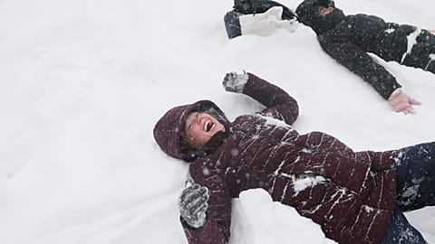 Sadie Eidson, a la izquierda, ríe mientras juega en la nieve en Central Park durante una tormenta invernal, domingo, 25 de enero de 2026