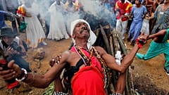 Ein Santero betet bei einer afrokubanischen Santeria-Zeremonie in Loma del Cimarron, El Cobre, Kuba. Mittwoch, der siebte Juli 2010.