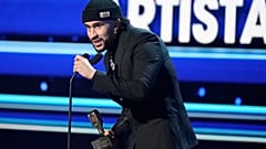 Bad Bunny recibe el premio Artista del Año en los Premios Latin Billboard, el jueves 5 de octubre de 2023, en Coral Gables, Florida.