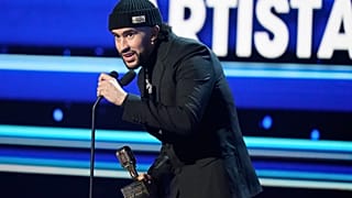 Bad Bunny recibe el premio Artista del Año en los Premios Latin Billboard, el jueves 5 de octubre de 2023, en Coral Gables, Florida.