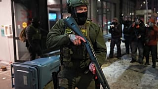 Agent federalny stoi na straży w pobliżu hotelu podczas głośnej demonstracji protestacyjnej w odpowiedzi na federalne działania imigracyjne w mieście w niedzielę, 25.01.2026r.