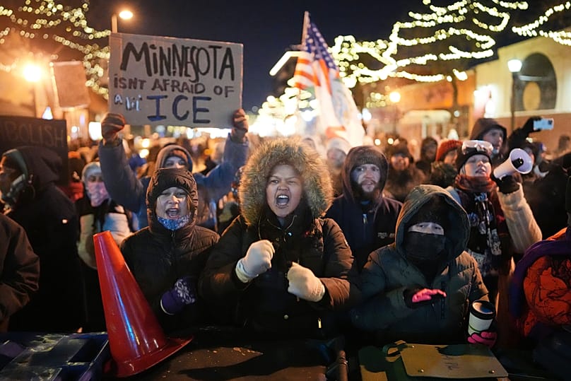 Ludzie podczas protestu w odpowiedzi na śmierć Alexa Prettiego, który został śmiertelnie postrzelony przez funkcjonariusza ICE, w sobotę 24 stycznia 2026 r. w Minneapolis.