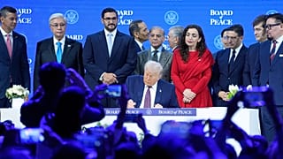 الرئيس الأمريكي دونالد ترامب يوقع ميثاق مبادرته  مجلس السلام خلال الاجتماع السنوي للمنتدى الاقتصادي العالمي في دافوس، سويسرا، يوم الخميس 22 يناير 2026.