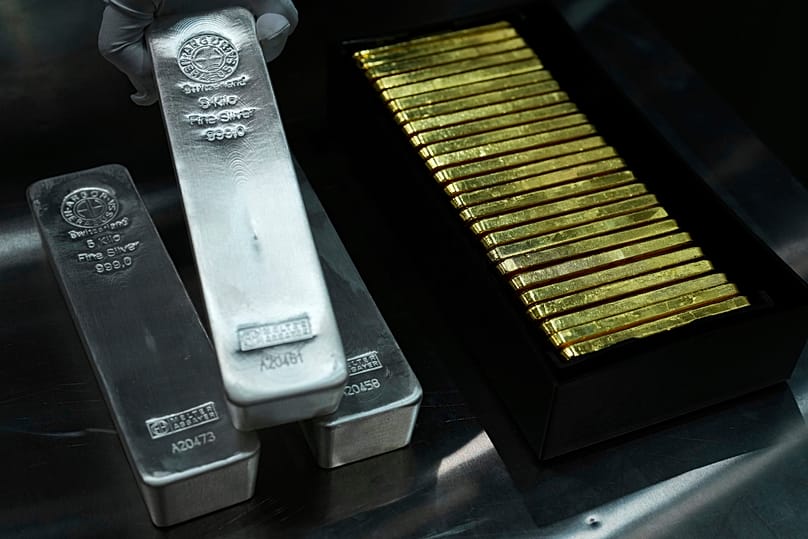 Almanya’nın Münih kentindeki kasa odasında bir kilogramlık altın külçelerinin yanında binde 999,9 saflıktaki gümüş külçeler 25 Nisan 2025.