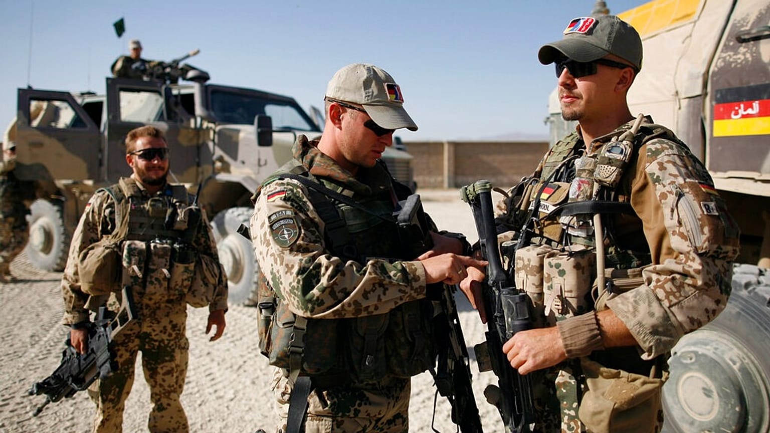 ARCHIV - Deutsche ISAF Soldaten machen sich am 8. September 2009 in Kundus, Afghanistan, fuer eine Aussenmission bereit