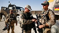 ARCHIV - Deutsche ISAF Soldaten machen sich am 8. September 2009 in Kundus, Afghanistan, fuer eine Aussenmission bereit