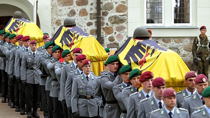 Bundeswehrsoldaten am 9. April 2010 tragen nach der Trauerfeier für die drei in Afghanistan getöteten Soldaten die Särge aus der St.-Lamberti-Kirche in Selsingen