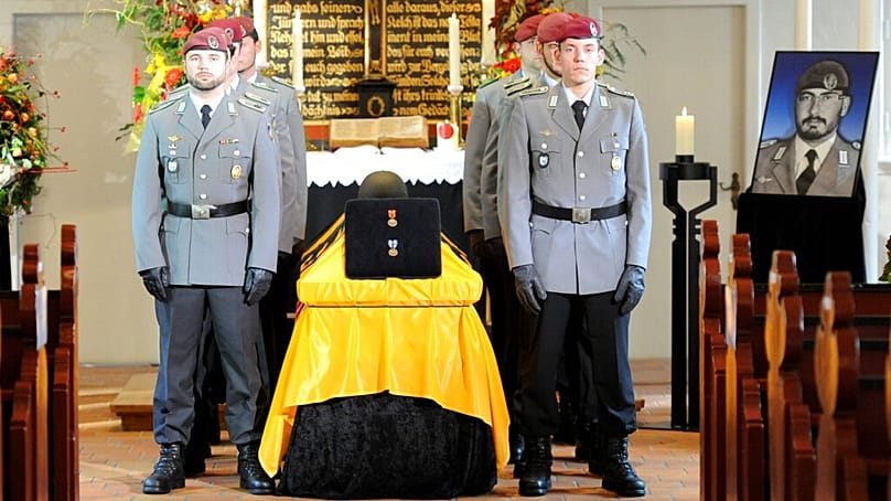 Fallschirmjäger am 15.10.10 bei der Trauerfeier für den in Afghanistan gefallenen Sanitäts-Oberfeldwebel Florian Pauli aus dem Fallschirmjägerbataillon 313