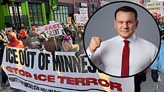 Ludzie biorą udział w wiecu przeciwko ICE w niedzielę 25 stycznia 2026 r. w Minneapolis