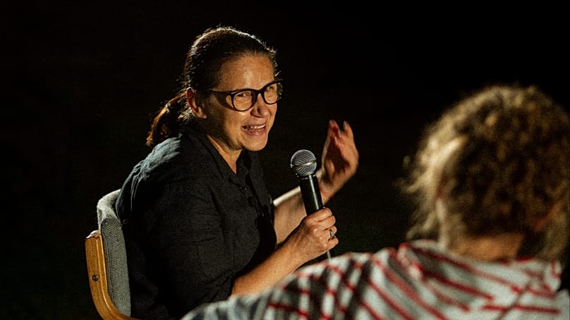 Enyedi Ildikó a sellyei arborétumban tartott vetítés után 