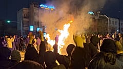 Iraner nehmen an einem Protest gegen die Regierung in Teheran, Iran, teil