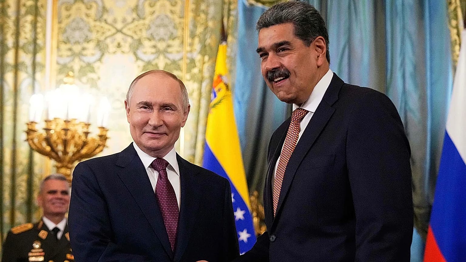 Archivo: El presidente ruso, Vladímir Putin, estrecha la mano del presidente venezolano, Nicolás Maduro en Moscú, Rusia, el miércoles 7 de mayo de 2025.