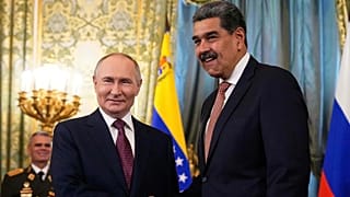 Archivo: El presidente ruso, Vladímir Putin, estrecha la mano del presidente venezolano, Nicolás Maduro en Moscú, Rusia, el miércoles 7 de mayo de 2025.