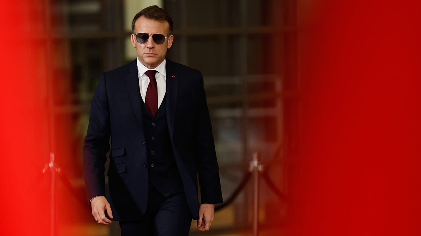 Francia potrebbe vietare i social ai minori di 15 anni entro pochi mesi
