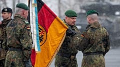 Il generale di brigata Christoph Huber, comandante della Brigata corazzata 45 "Lituania", consegna la bandiera di truppa del Battaglione di fanteria corazzato 122 al comandante, il tenente colonnello Rayk Engel.