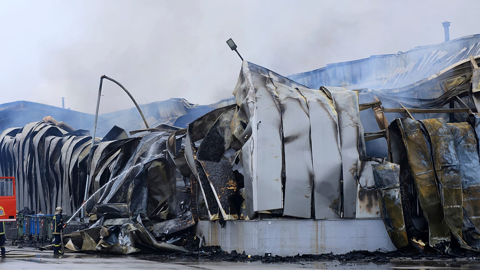 Το εργοστάσιο της μπισκοτοβιομηχανίας Βιολάντα στα Τρίκαλα μετά την έκρηξη με πέντε νεκρές εργάτριες