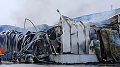 Το εργοστάσιο της μπισκοτοβιομηχανίας Βιολάντα στα Τρίκαλα μετά την έκρηξη με πέντε νεκρές εργάτριες