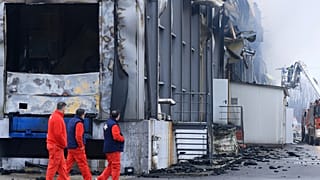 Εργαζόμενοι έξω από το εργοστάσιο στα Τρίκαλα μετά την πολύνεκρη έκρηξη