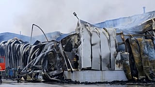 Το εργοστάσιο της μπισκοτοβιομηχανίας Βιολάντα στα Τρίκαλα μετά την έκρηξη με πέντε νεκρές εργάτριες