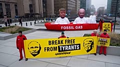Greenpeace-Aktivisten ließen Ballons mit Porträts von Trump und Putin steigen. Sie warnten die EU vor Abhängigkeit von fossilen Energien. Brüssel, Belgien, 26. Januar 2026