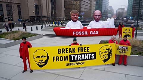 Activistas de Greenpeace alzaron globos con efigies de Trump y Putin, y alertaron a la UE de la dependencia de los combustibles fósiles, Bruselas, Bélgica, 26 de enero de 2026