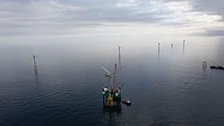 Eine Luftaufnahme zeigt Offshore-Windturbinen in der Nordsee.
