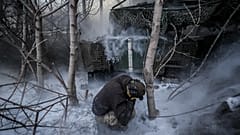Soldaten feuern mit einer Panzerhaubitze 2S1 Gvozdika auf russische Stellungen in der Nähe der Stadt Chasiv Yar, 18. Januar 2026