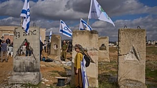 حضر المستوطنون حفل افتتاح مستوطنة ياتسيف اليهودية التي تم تقنينها حديثاً، والمجاورة لبلدة بيت ساحور الفلسطينية في الضفة الغربية، يوم الاثنين 19 يناير 2026. (صورة من وكالة أسوش