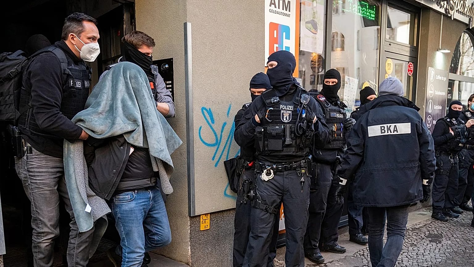 Polizisten führen ein mutmaßliches Clanmitglied ab, Berlin, 18. Februar 2021