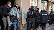 Polizisten führen ein mutmaßliches Clanmitglied ab, Berlin, 18. Februar 2021