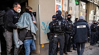 Polizisten führen ein mutmaßliches Clanmitglied ab, Berlin, 18. Februar 2021