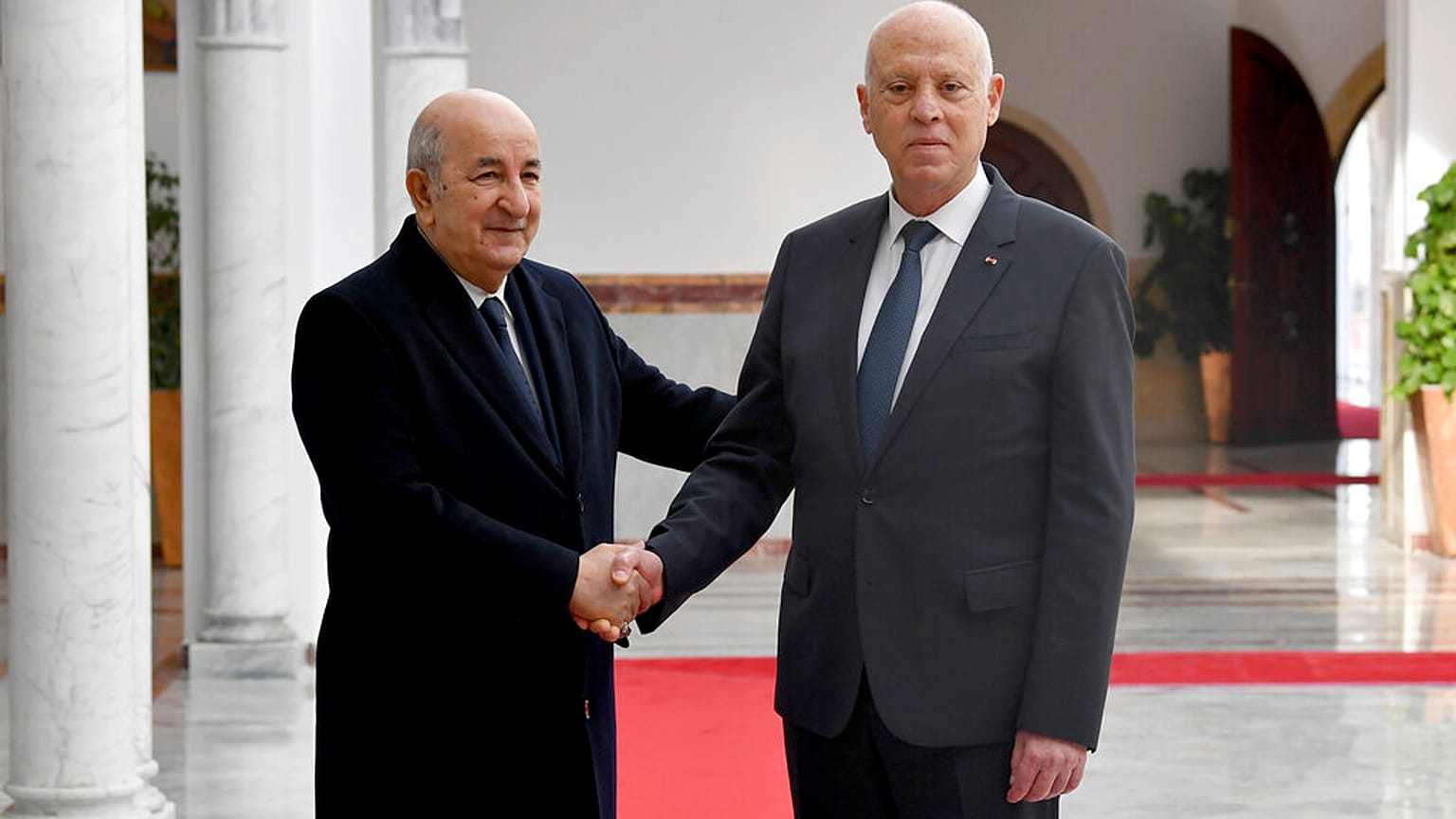 الرئيس الجزائري عبد المجيد تبون مع الرئيس التونسي قيس سعيد، الأربعاء 15 ديسمبر 2021.