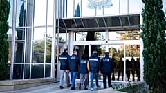DATEI: Italienische Carabinieri und Polizeibeamte treffen am 2. Februar 2023 am Sitz von Interpol in Lyon ein.