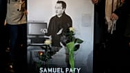 Une photo de Samuel Paty, professeur d'histoire assassiné en octobre 2020, brandie lors de commémorations en son hommage, en octobre 2020 à Conflans-Sainte-Honorine, France.
