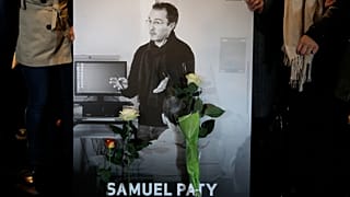 Une photo de Samuel Paty, professeur d'histoire assassiné en octobre 2020, brandie lors de commémorations en son hommage, en octobre 2020 à Conflans-Sainte-Honorine, France.
