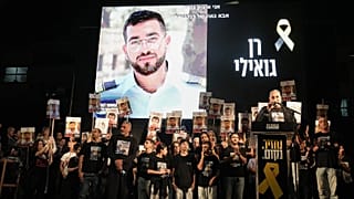 Una foto dell'ostaggio ucciso Ran Gvili mostrata durante una manifestazione a Tel Aviv, 29 novembre 2025