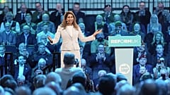Suella Braverman, ex-secretária do Interior britânica, fala durante uma conferência de imprensa da Reform UK em Westminster, 26 de janeiro de 2026