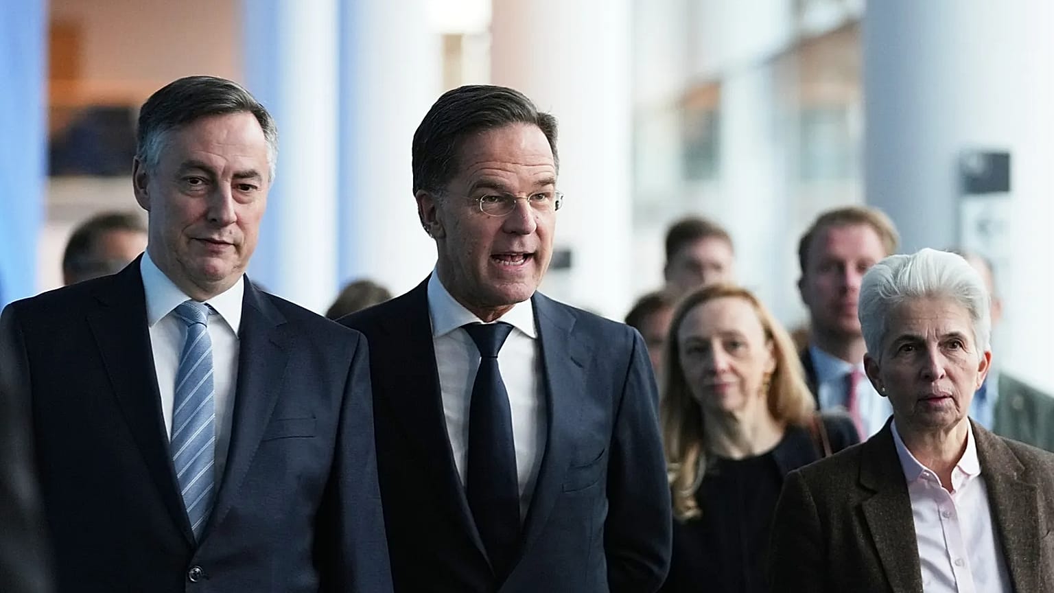 Il Segretario Generale della NATO Mark Rutte, secondo a sinistra, ha parlato alla Commissione Sicurezza e Difesa del Parlamento Europeo a Bruxelles.