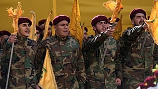 مقاتلو حزب الله خلال موكب جنازة رئيس أركان حزب الله هيثم الطباطبائي