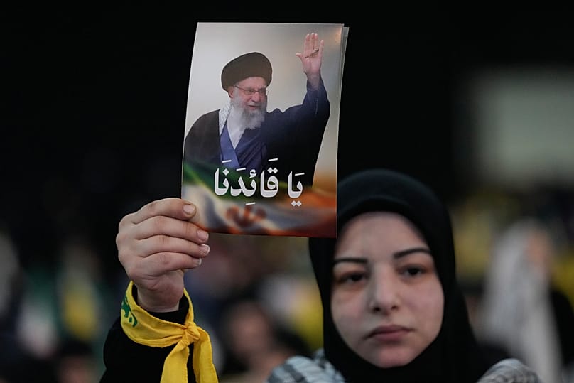 مناصرة لحزب الله ترفع صورة للمرشد الأعلى الإيراني علي خامنئي خلال تجمع تضامني في الضاحية الجنوبية لبيروت، في 26 يناير 2026.
