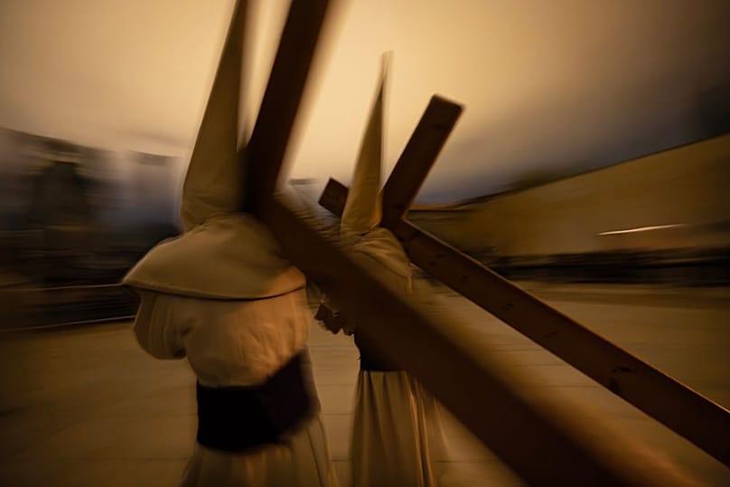 Athanasios Maloukos a été sacré Travel Photographer of the Year 2025, grâce à une série de photos sur la Semaine sainte à Zamora.