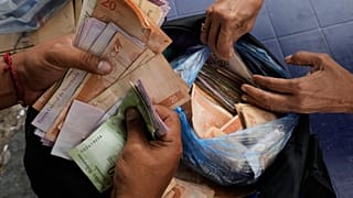 Bolsa con bolívares venezolanos